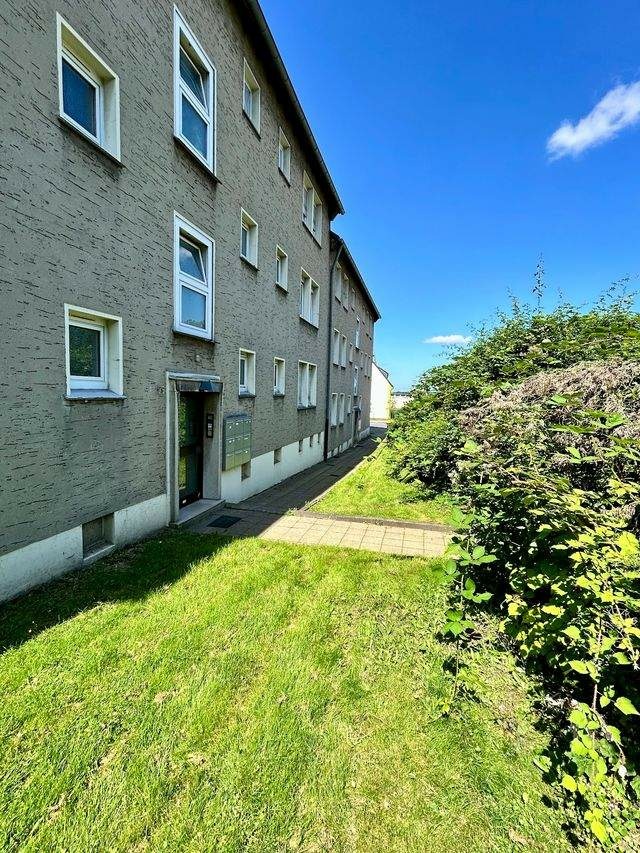 Geräumige Gewerbeeinheit mit Büroraum, großem Lager und Garage