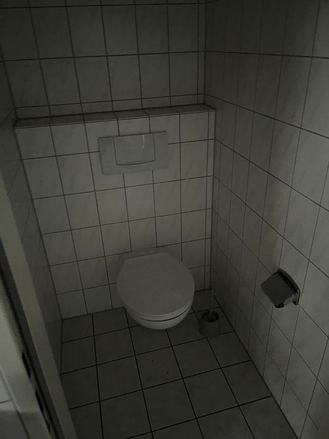 Geräumige Gewerbeeinheit mit Büroraum, großem Lager und Garage