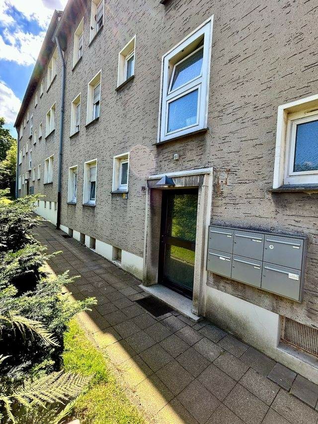 Geräumige Gewerbeeinheit mit Büroraum, großem Lager und Garage