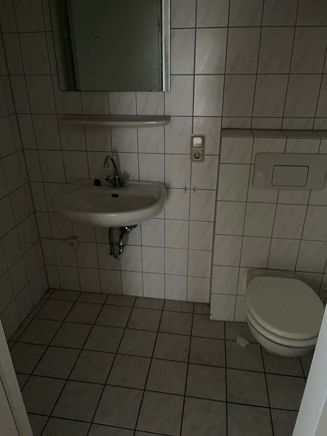 Geräumige Gewerbeeinheit mit Büroraum, großem Lager und Garage