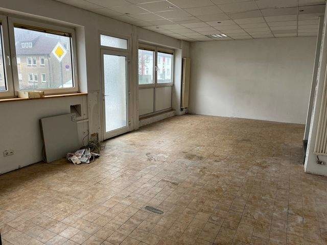 Geräumige Gewerbeeinheit mit Büroraum, großem Lager und Garage