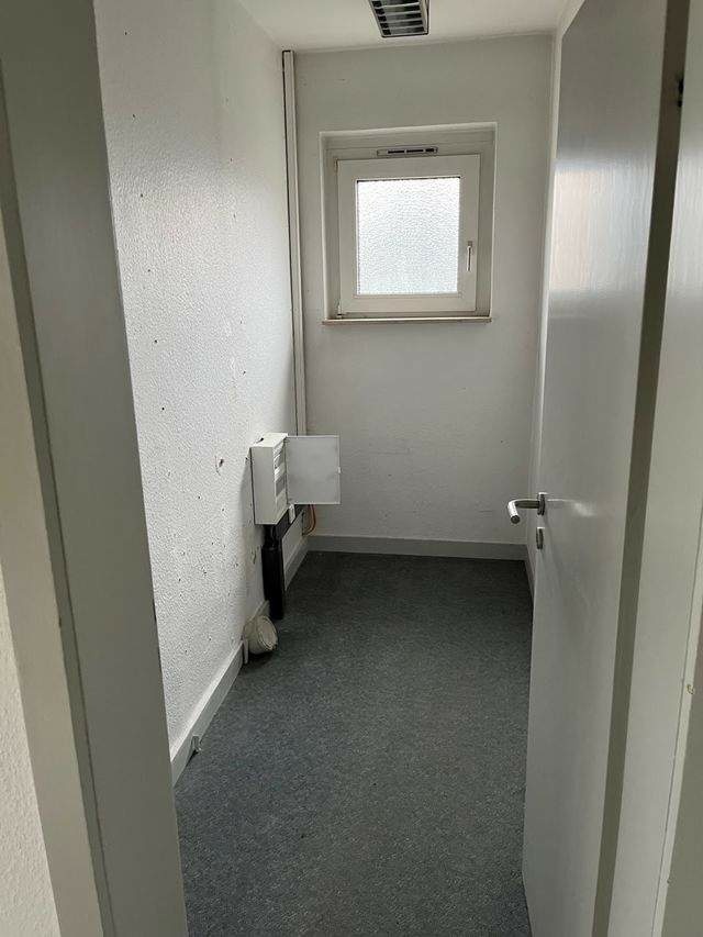 Geräumige Gewerbeeinheit mit Büroraum, großem Lager und Garage